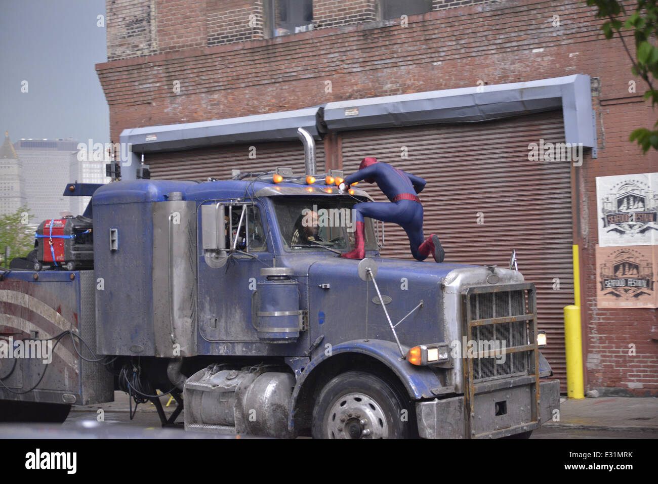 Andrew Garfield und Paul Giamatti Dreharbeiten eine Action-Szene am Set von "The Amazing Spider-Man 2" in Brooklyn. Garfield ist mit seinem Spider-Man-Kostüm während der Dreharbeiten mit gesichtet: Andrew Garfield wo: New York City, NY, USA bei: 11 Mai 2013ENN.com Stockfoto