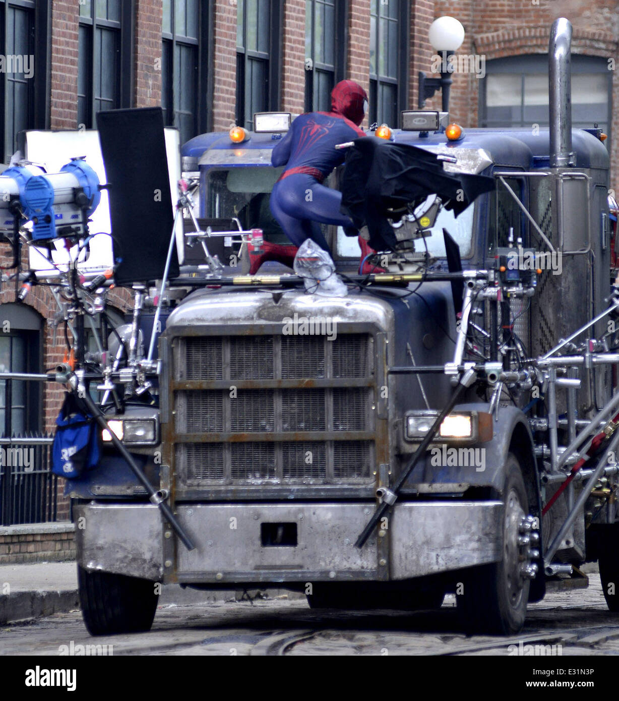 Andrew Garfield und Paul Giamatti Dreharbeiten eine Action-Szene am Set von "The Amazing Spider-Man 2" in Brooklyn. Garfield ist mit seinem Spider-Man-Kostüm während der Dreharbeiten mit gesichtet: Andrew Garfield, Paul Giamatti Where: New York City, New York, United S Stockfoto