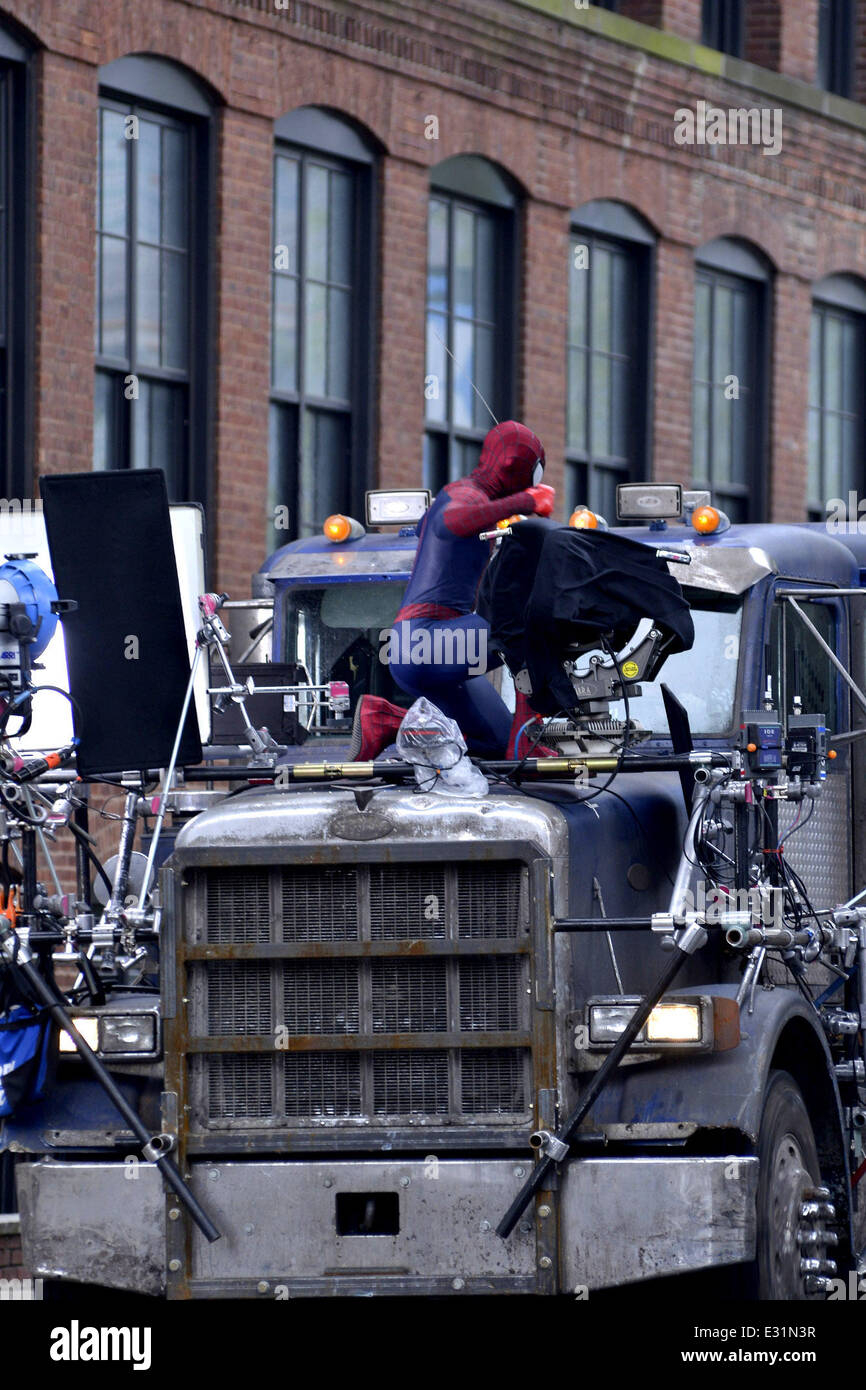 Andrew Garfield und Paul Giamatti Dreharbeiten eine Action-Szene am Set von "The Amazing Spider-Man 2" in Brooklyn. Garfield ist mit seinem Spider-Man-Kostüm während der Dreharbeiten mit gesichtet: Andrew Garfield, Paul Giamatti Where: New York City, NY, USA bei: 11 Mai 2013ENN.com Stockfoto