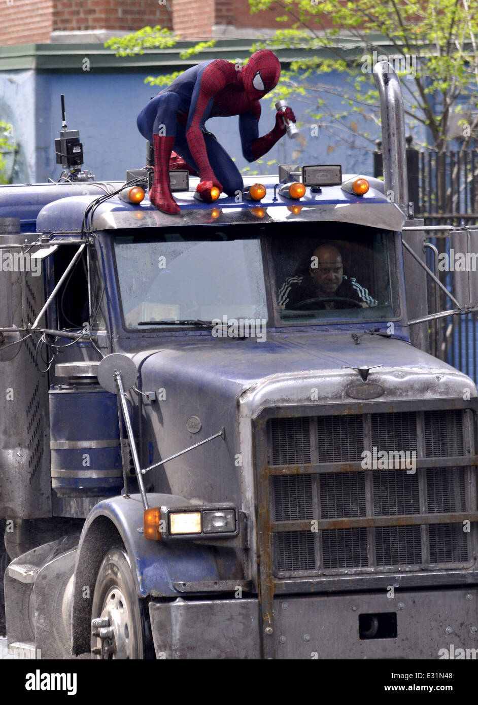 Andrew Garfield und Paul Giamatti Dreharbeiten eine Action-Szene am Set von "The Amazing Spider-Man 2" in Brooklyn. Garfield ist mit seinem Spider-Man-Kostüm während der Dreharbeiten mit gesichtet: Andrew Garfield, Paul Giamatti Where: New York City, New York, United S Stockfoto