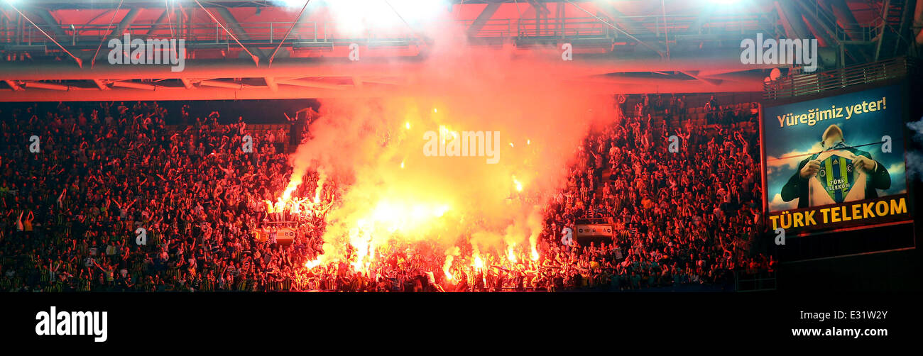 Galatasaray vs. Fenerbahce im Sükrü Saracoglu Stadion mit: Fans wo: Istanbul, Türkei wenn: 12. Mai 2013 es Stockfoto