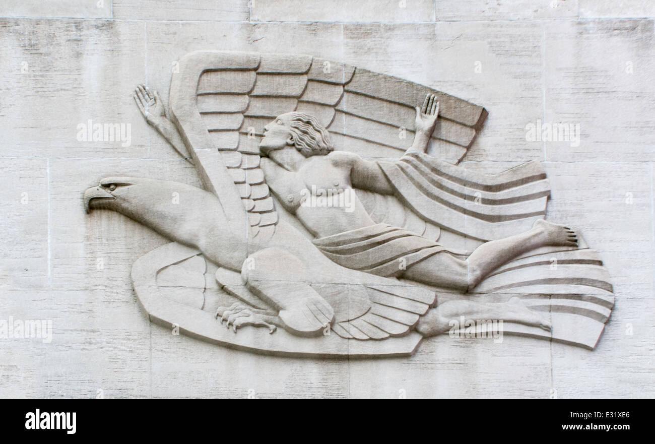 'Morning' Art déco-Panel am Rockefeller Center zeigt einen Mann auf dem Rücken eines Adlers. Im alten Rom, der Adler war das Symbol der aufgehenden Sonne. Stockfoto