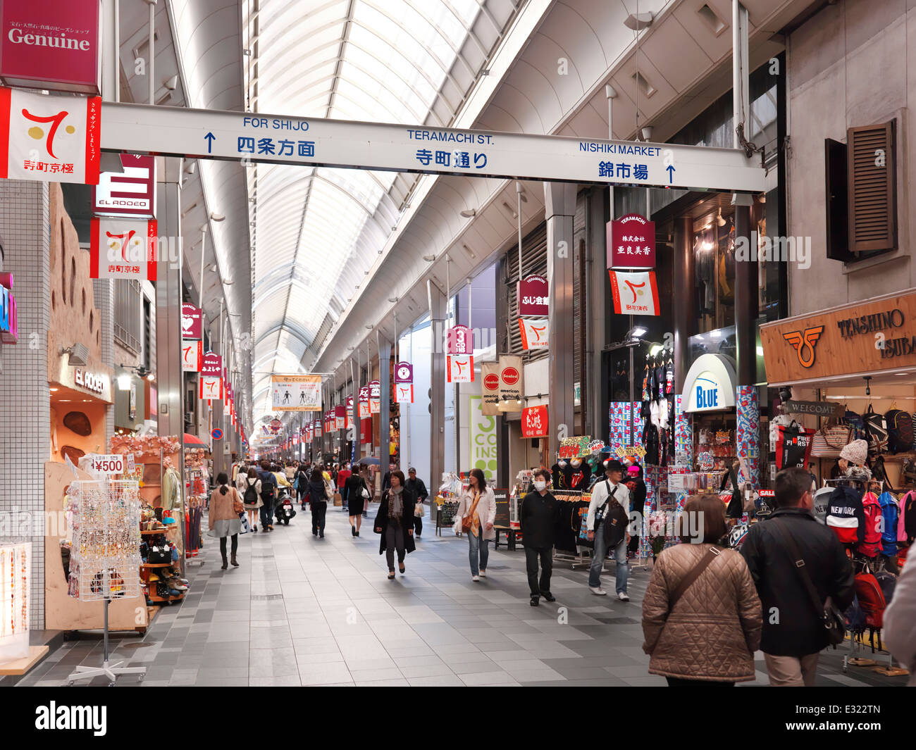 Teramachi-Dori, Teramachi Straße, beliebte historische überdachte Einkaufsstraße in Kyoto, Japan. 2014 Stockfoto