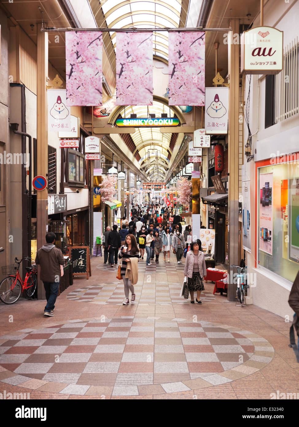 Teramachi und Einkaufspassagen, beliebte Shinkyogoku bedeckt historischen Einkaufsstraße in der Innenstadt von Kyoto, Japan. 2014 Stockfoto
