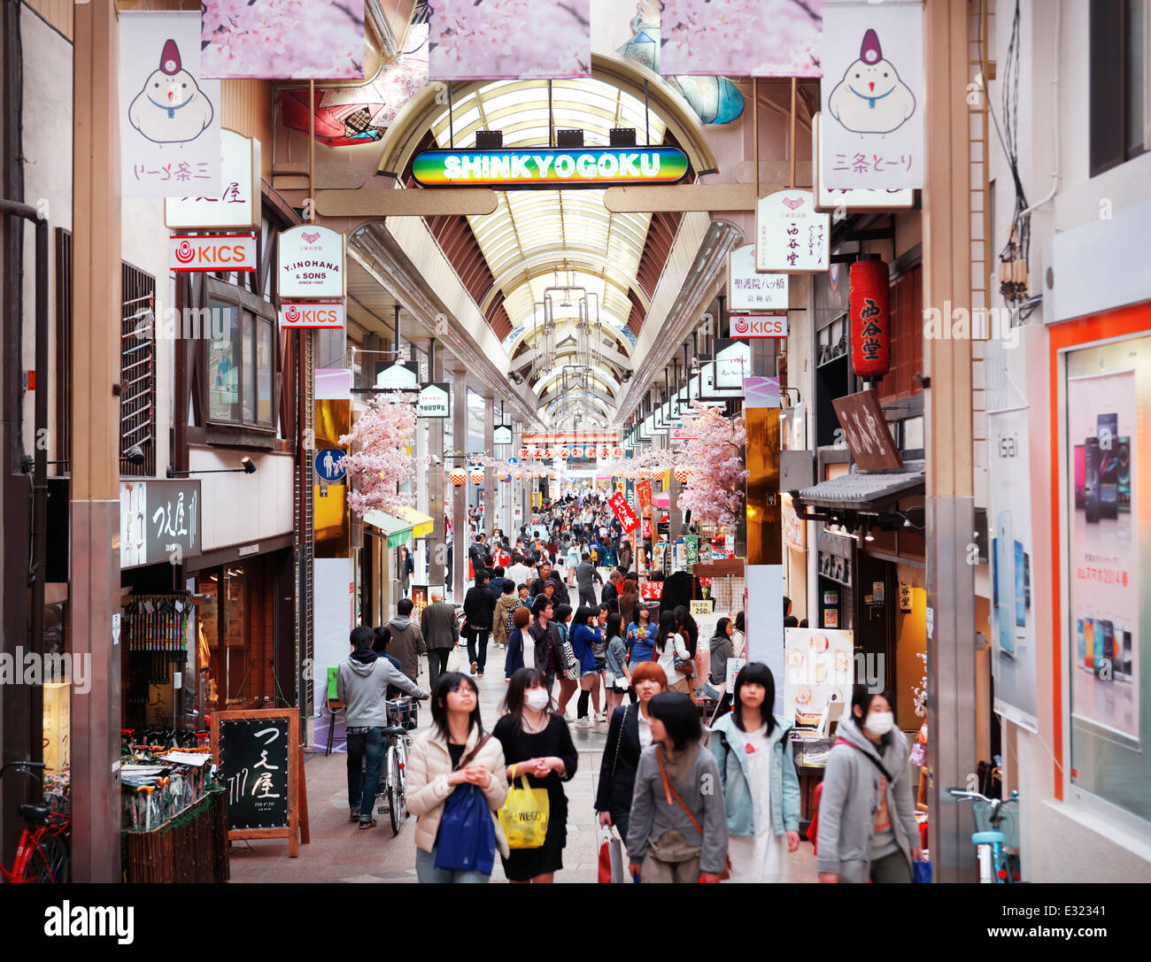 Teramachi und Shinkyogoku beliebte überdachten historischen Einkaufsstraße in der Innenstadt von Kyoto, Japan. 2014 Stockfoto