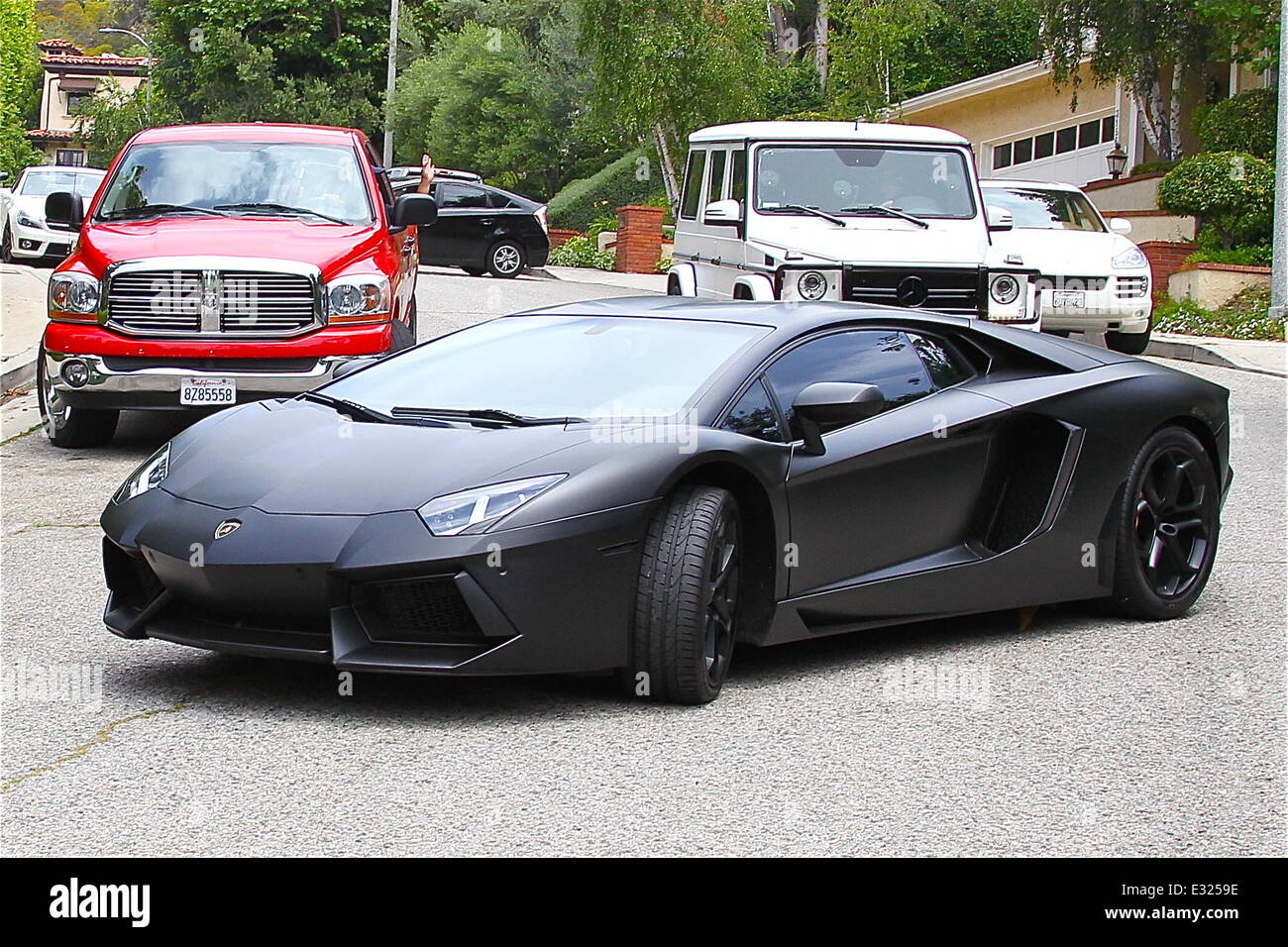 Kanye West S Lamborghini Aventador Wurde Kardashian Zuhause Fur Reparaturen Entfernt 50 000 Autos Wurde Von Kims Elektrisches Eingangstor Getroffen Am Dienstag 14 Mai 13 Featuring Kanye West Wo Los Angeles Ca Vereinigte Staaten