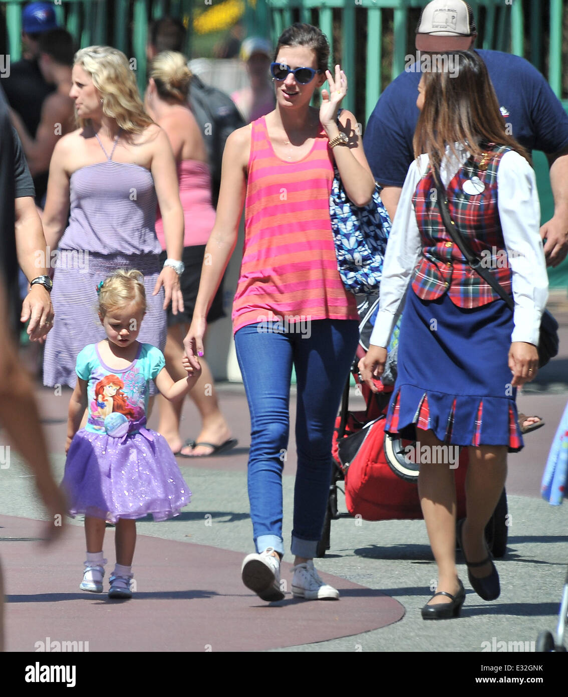 Mark Wahlberg und seine Frau Rhea Durham nehmen ihre Tochter Grace nach Disneyland Featuring: Rhea Durham, Grace Margaret Wahlberg Where: Anaheim, CA, Vereinigte Staaten bei: 21. Mai 2013 Stockfoto