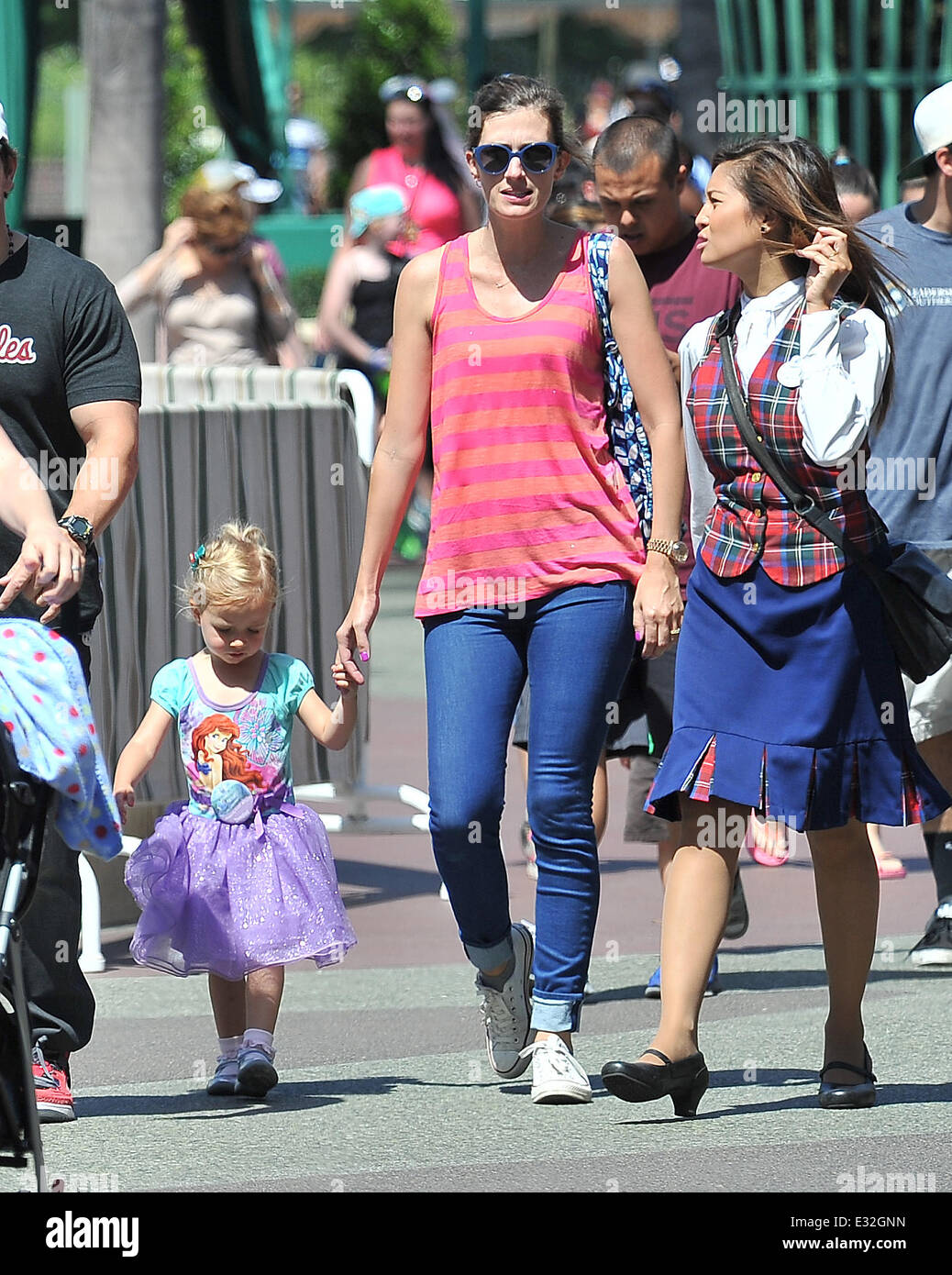 Mark Wahlberg und seine Frau Rhea Durham nehmen ihre Tochter Grace nach Disneyland Featuring: Rhea Durham, Grace Margaret Wahlberg Where: Anaheim, CA, Vereinigte Staaten bei: 21. Mai 2013 Stockfoto