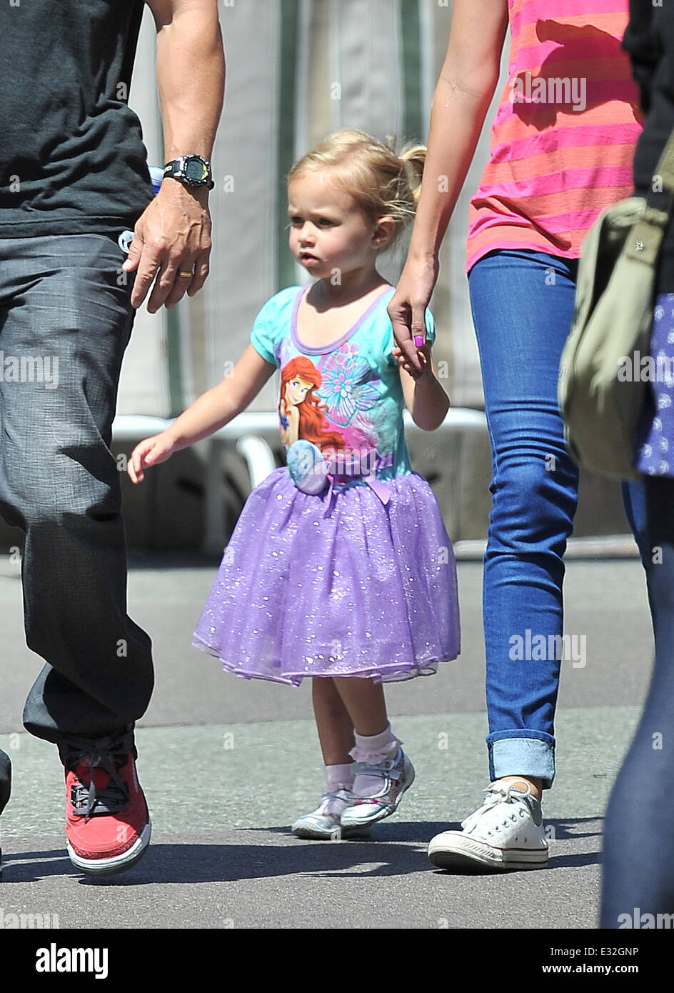 Mark Wahlberg und seine Frau Rhea Durham nehmen ihre Tochter Grace nach Disneyland Featuring: Grace Margaret Wahlberg Where: Anahei Stockfoto