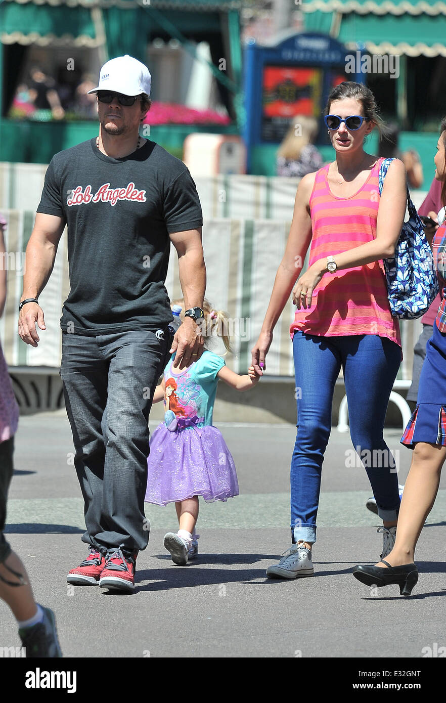 Mark Wahlberg und seine Frau Rhea Durham nehmen ihre Tochter Grace nach Disneyland mit: Mark Wahlberg, Rhea Durham, Grace Margaret Wahlberg Where: Anaheim, CA, Vereinigte Staaten bei: 21. Mai 2013 Stockfoto