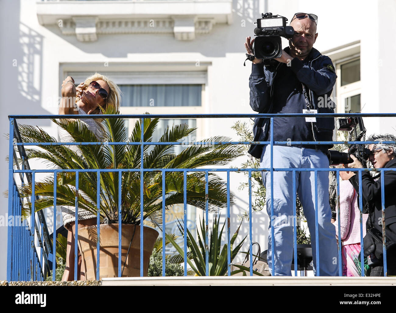 Victoria Silvstedt Filme auf dem Balkon des Grand Hyatt Cannes Hotel Martinez tagsüber 6 der 66. Cannes Film-Festival mit: Victoria Silvstedt Where: Cannes, Frankreich bei: 20. Mai 2013 Stockfoto