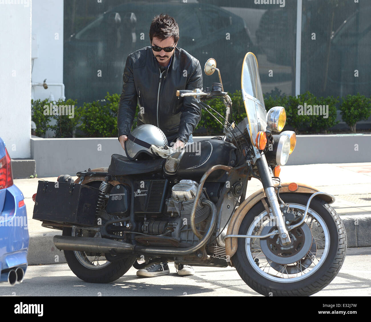 Ewan McGregor reitet auf seinem Motorrad mit West Hollywood: Ewan McGregor  wo: Los Angeles, CA, Vereinigte Staaten von Amerika bei: 21. Mai 2013  Stockfotografie - Alamy