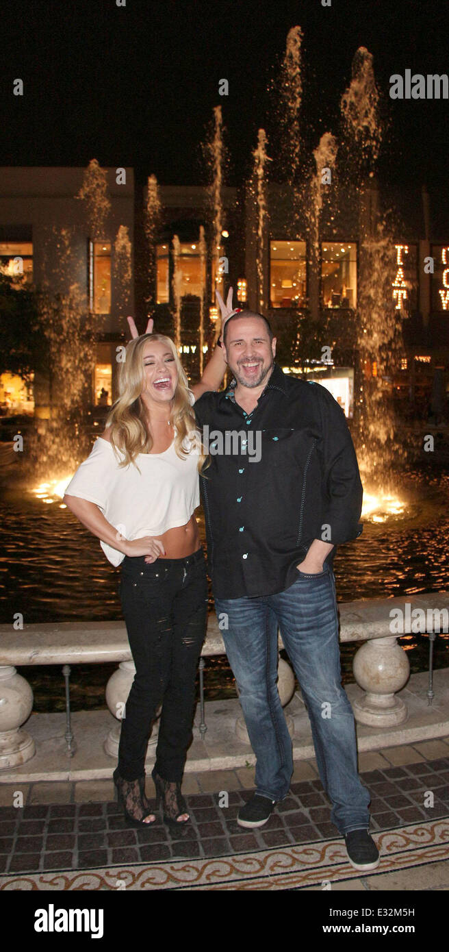 Playboy Playmate Nikki Leigh und Steven Samblis geben ihre Film-Rezension von "The Hangover 3" für Hollywood Fast Lane Instant Movie Review an der Grove-Featuring: Nikki Leigh, Steven Samblis Where: Los Angeles, CA, Vereinigte Staaten von Amerika bei: 22. Mai 2013 Stockfoto