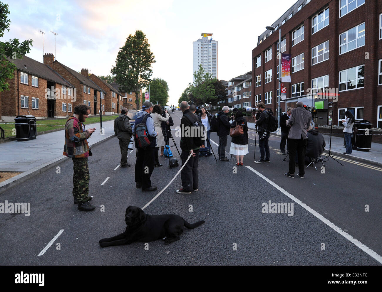 Einheimischen und Pressevertreter stehen bei der Polizei Cordon nahe der Szene, wo ein Mitglied der Streitkräfte früher am Tag in Woolwich ermordet wurde.  Wo: London, Vereinigtes Königreich bei: 22. Mai 2013 Stockfoto