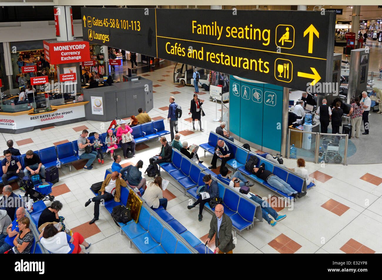 Mit Blick auf den Familiensitzbereich und die Cafes in den Restaurants, Schilder zum Flughafen London Gatwick North Terminal, Abfluglounge und Einkaufshalle England UK Stockfoto