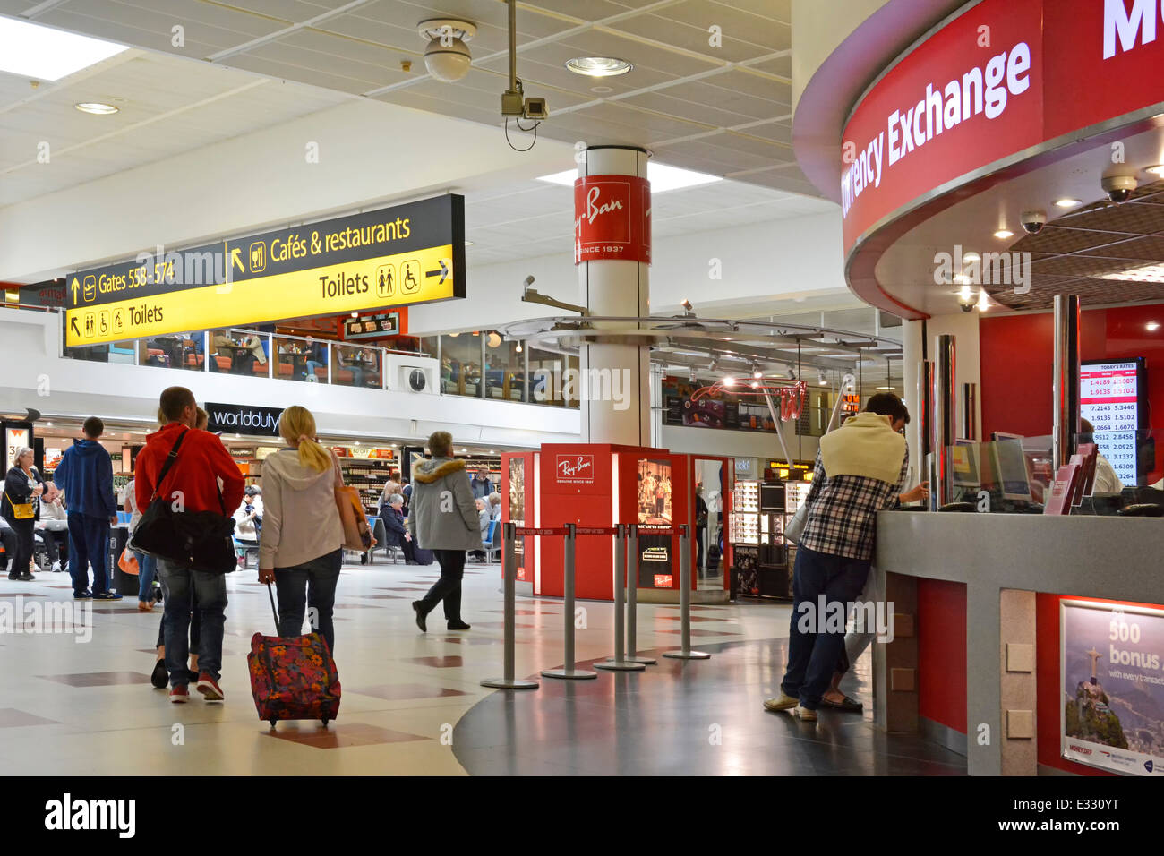 London Gatwick Airport North Terminal Abflug-Lounge und shopping Concourse mit Wechselstube Zähler Stockfoto