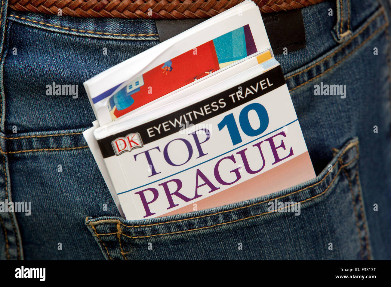 Mann mit Prag Reiseführer in der Tasche Stockfoto