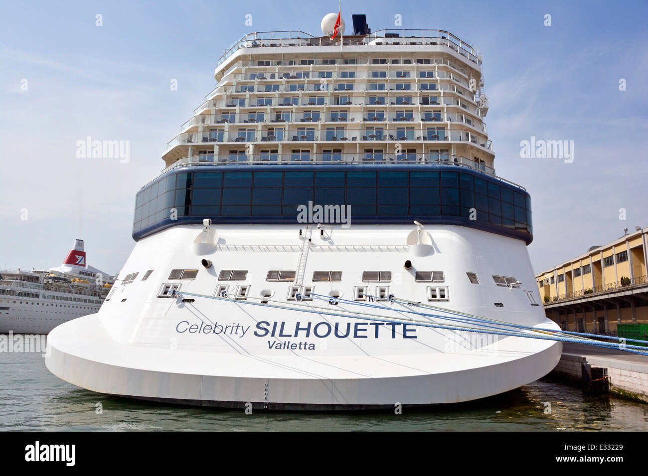 Strengen Blick auf Celebrity Silhouette Kreuzfahrtschiff und Seile Liegeplatz im Hafen von Venedig Kreuzfahrt terminal Stockfoto