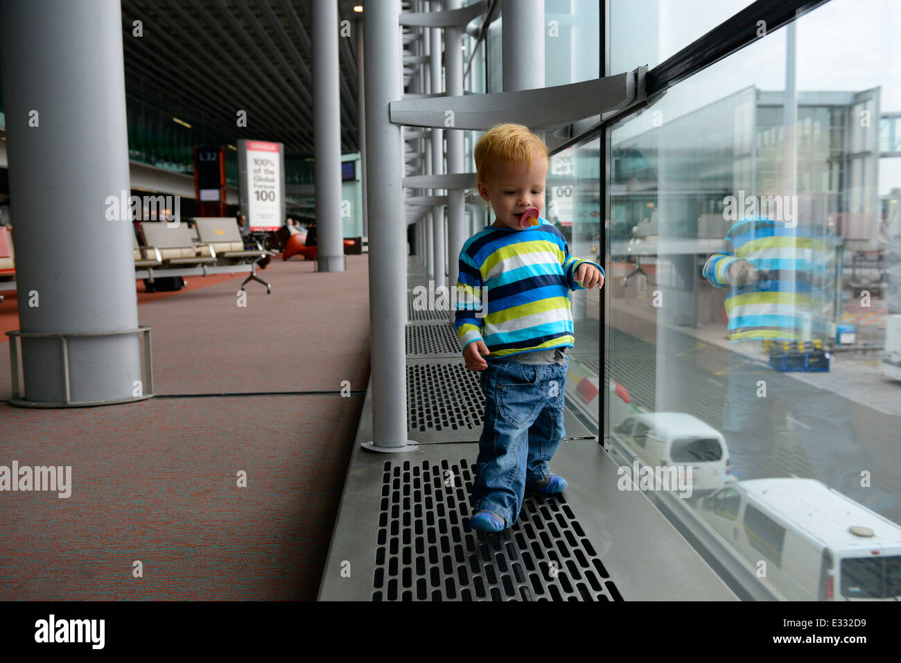 Kleine Jungen im Flughafenterminal Stockfoto