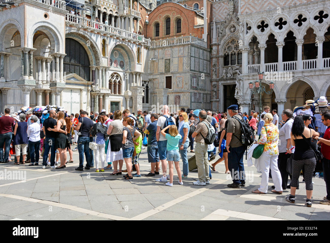Leute in legerer Kleidung lange Schlange von Sommertouristen, die Schlange stehen Warten vor dem italienischen Dogenpalast in Richtung der historischen Markusbasilika Venedig Italien Stockfoto