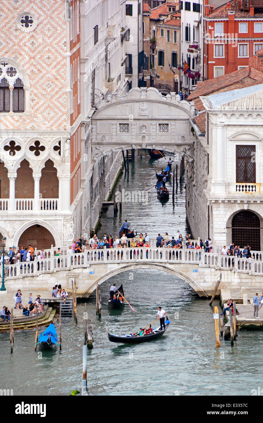 Venedig entlang des Giudecca-Kanals vorbei an der lebhaften Seufzerbrücke an der Kreuzung Rio di Palazzo Kanal Venezianische Lagune Veneto Italien Blick vom Kreuzfahrtschiff startet Stockfoto