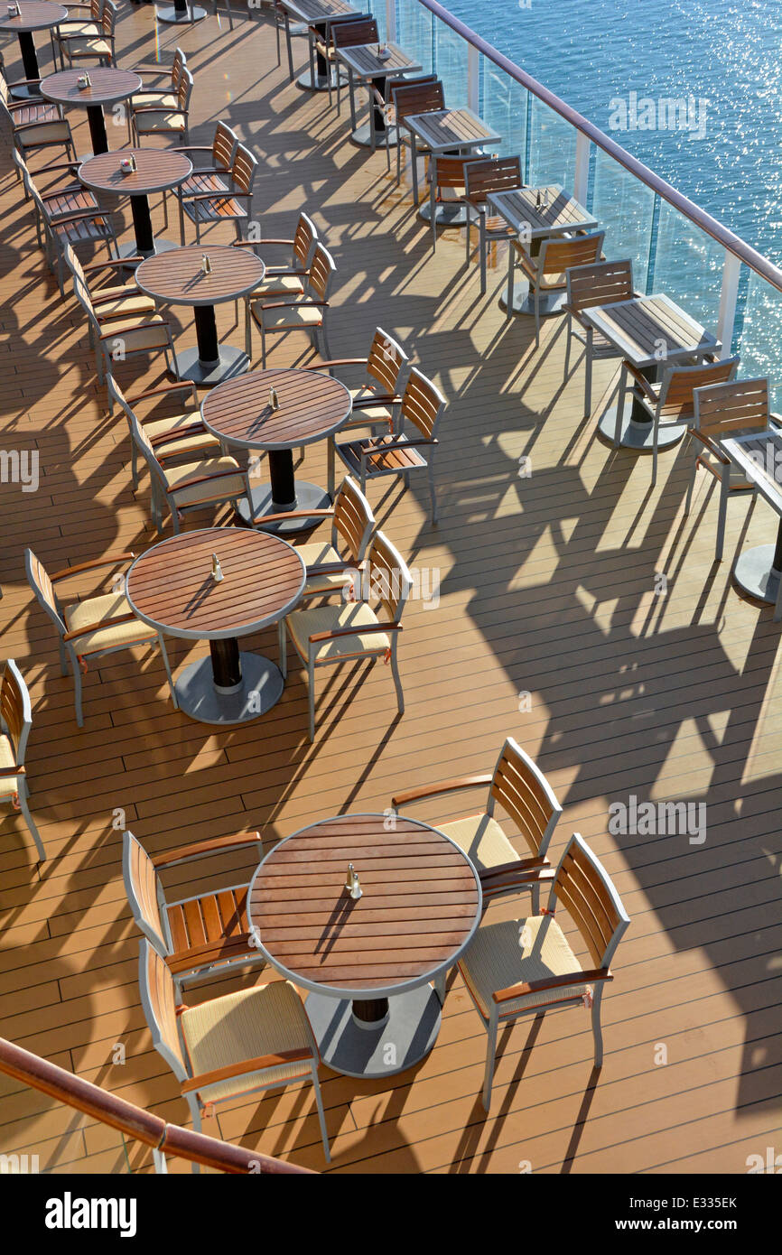 Am frühen Morgen Blick auf Cruise Liner Stern deck im freien Esstische als ein Schatten gesehen & Muster Bild Stockfoto