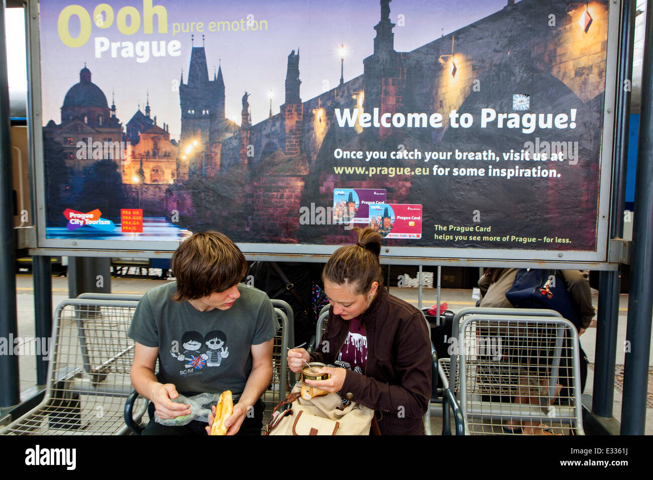 Junge Passagiere essen am Hauptbahnhof Prag Backpacker Europa Tschechische Republik Willkommen auf Prager Poster Karlsbrücke Stockfoto