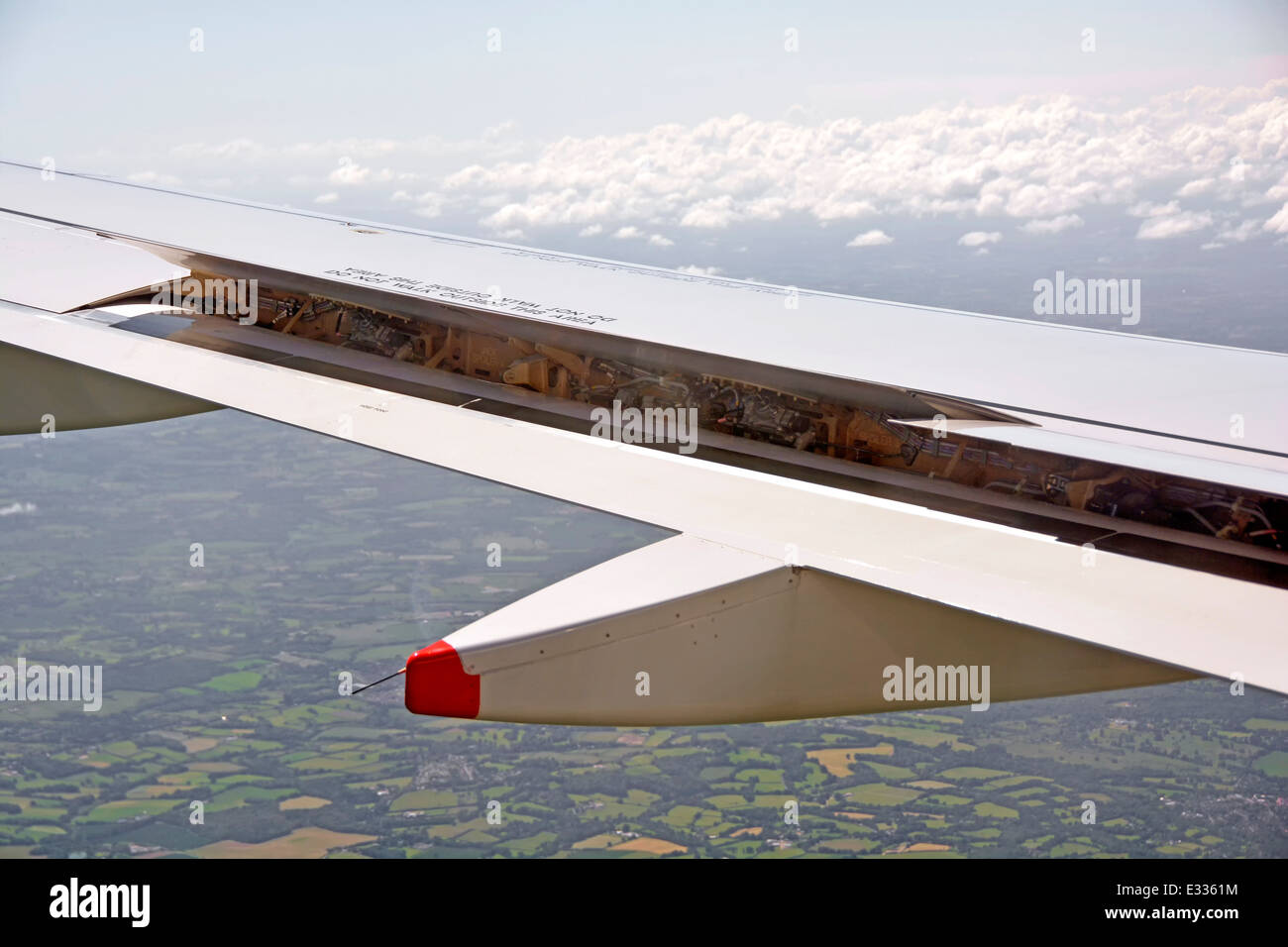 Nahaufnahme von Flugzeug Flügel Steuerelemente zu steuern betrieben wird das Fliegen eines zivilen Passagierflugzeuges Stockfoto