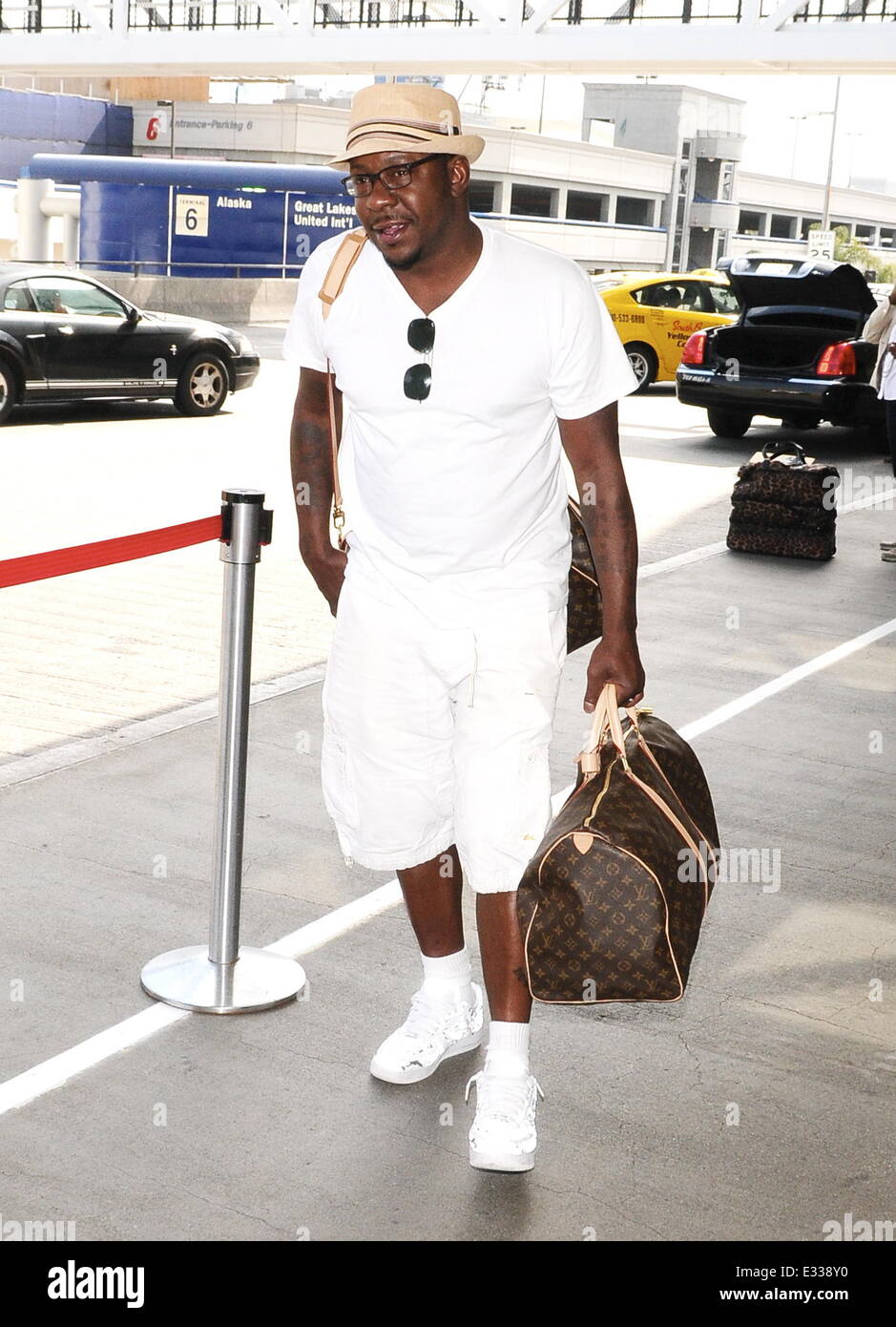 Bobby Brown kommt am LAX Flughafen mit seiner Frau und seinem Sohn Featuring: Bobby Brown wo: Los Angeles, California, Vereinigte Staaten von Amerika bei: 31. Mai 2013 Stockfoto