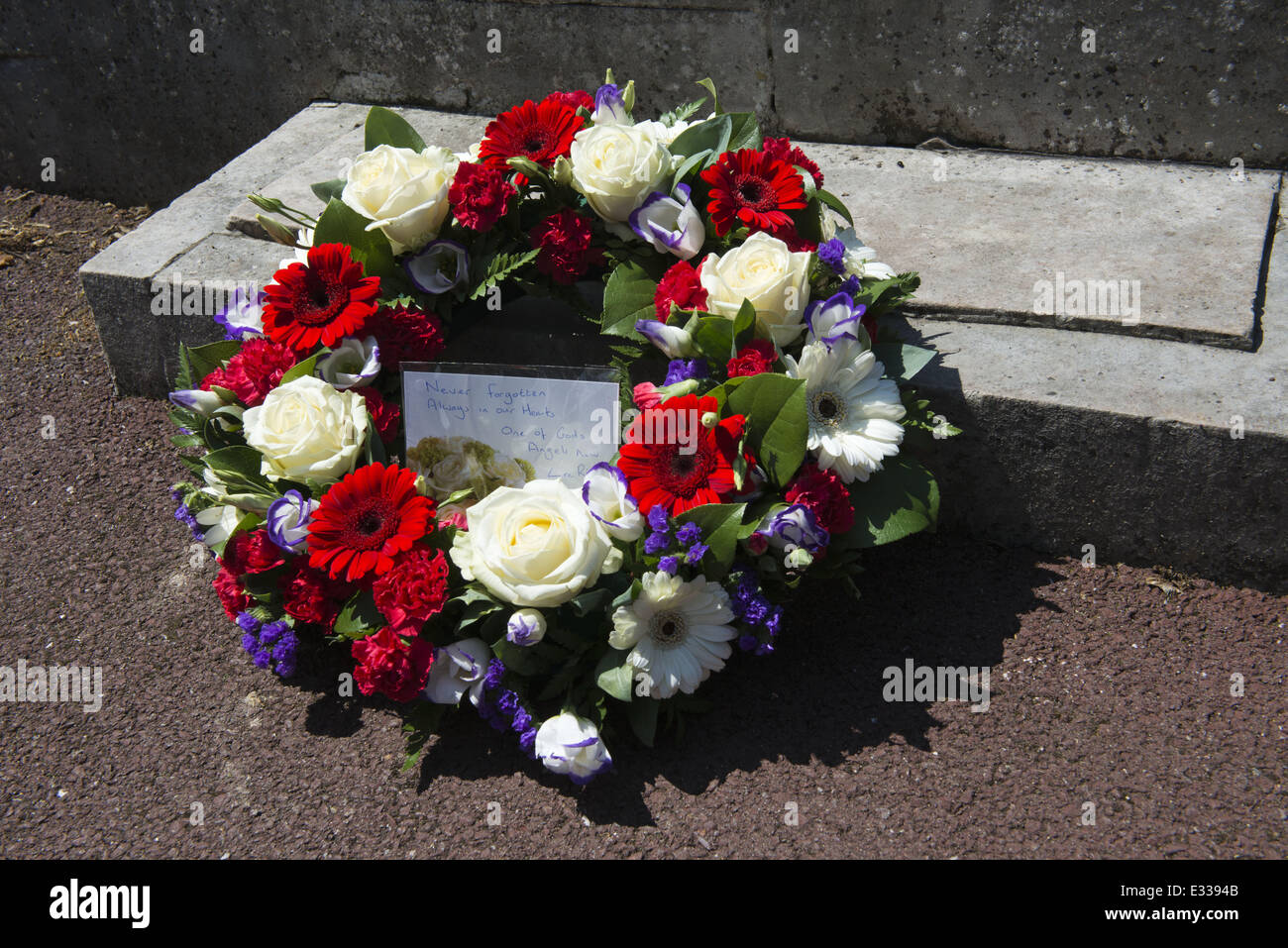 Eine kleine Gruppe von Anhängern der English Defence League (EDL) zollen und legen einen Kranz für den ermordeten Soldaten Lee Rigby am Kriegerdenkmal in Hemel Hempstead, Hertfordshire.  Wo: Hemel Hempstead, Hertfordshire, Vereinigtes Königreich als: 1. Juni 2013 Stockfoto