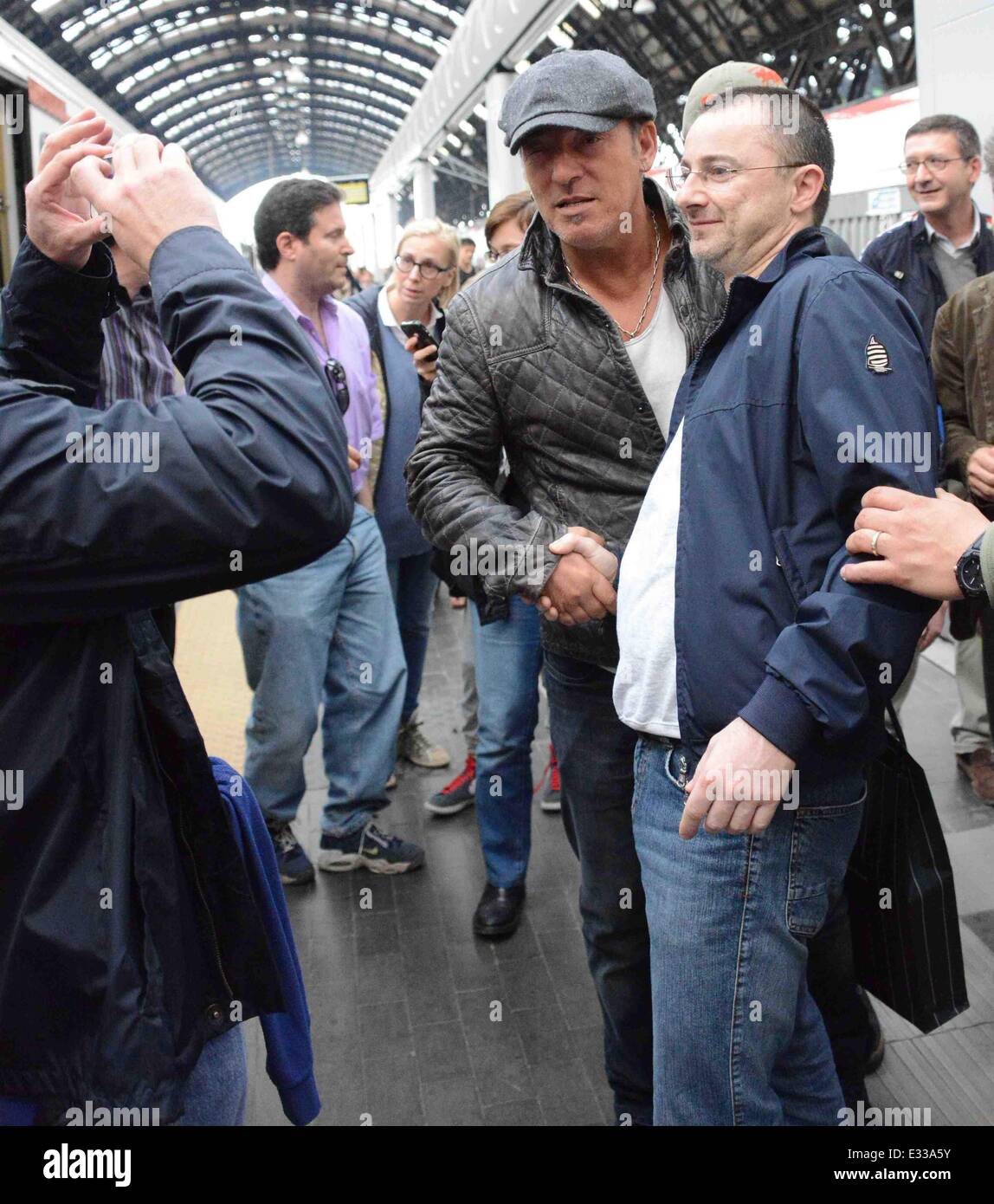 Bruce Springsteen kommt am Mailänder Hauptbahnhof vor seinem geplanten Konzert am Montag (03 Jun 13). Springsteen trifft und nimmt Fotos mit Fans, die seine Ankunft warteten Featuring: Bruce Springsteen Where: Mailand, Italien bei: 01 Jun 2013s/WENN.com ** nicht zur Publikation in Italien ** Stockfoto