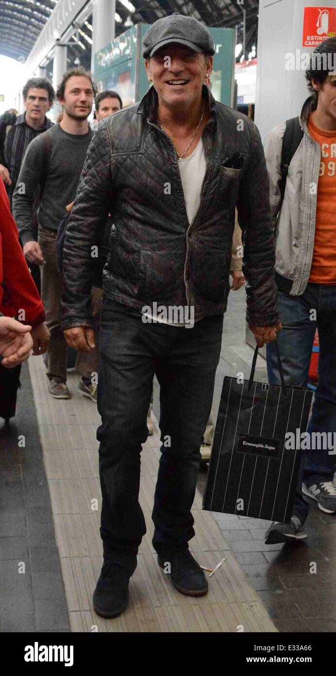 Bruce Springsteen kommt am Mailänder Hauptbahnhof vor seinem geplanten Konzert am Montag (03 Jun 13). Springsteen trifft und nimmt Fotos mit Fans, die seine Ankunft warteten Featuring: Bruce Springsteen Where: Mailand, Italien bei: 01 Jun 2013s/WENN.com ** nicht zur Publikation in Italien ** Stockfoto