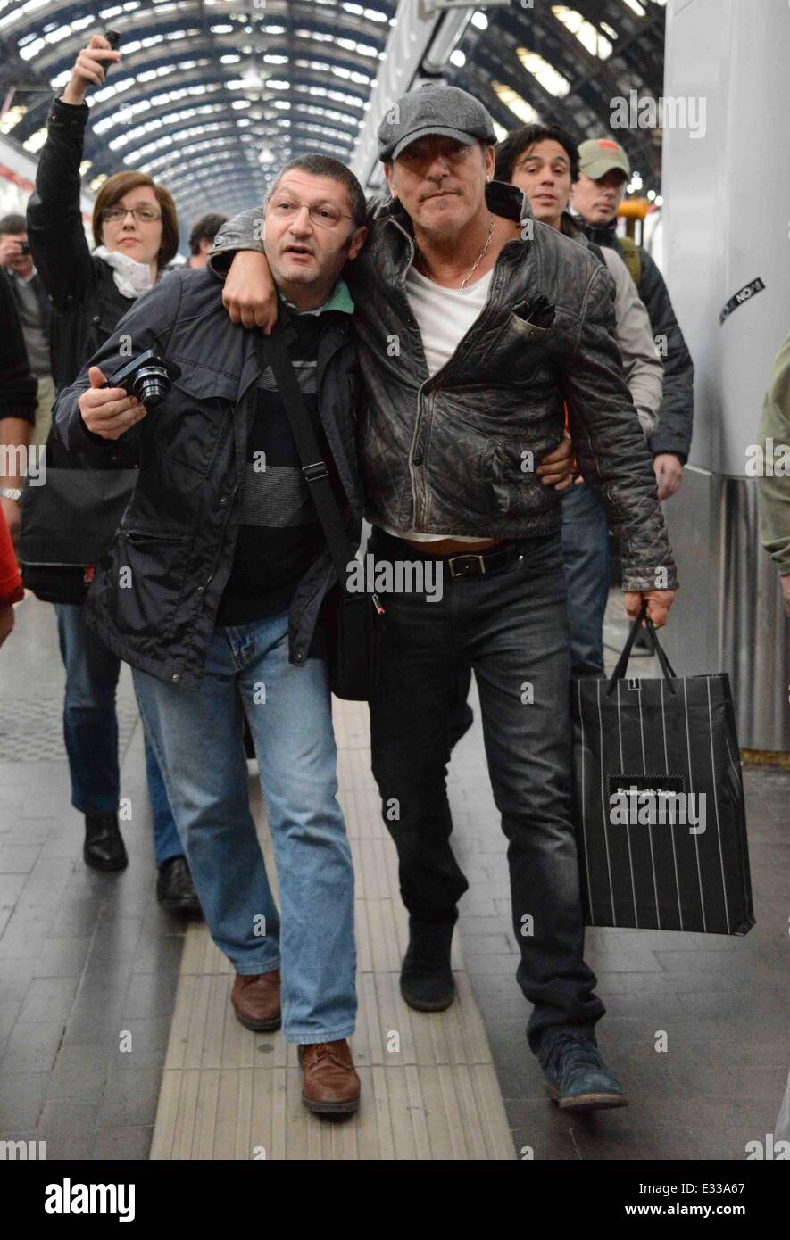 Bruce Springsteen kommt am Mailänder Hauptbahnhof vor seinem geplanten Konzert am Montag (03 Jun 13). Springsteen trifft und nimmt Fotos mit Fans, die seine Ankunft warteten Featuring: Bruce Springsteen Where: Mailand, Italien bei: 01 Jun 2013s/WENN.com ** nicht zur Publikation in Italien ** Stockfoto