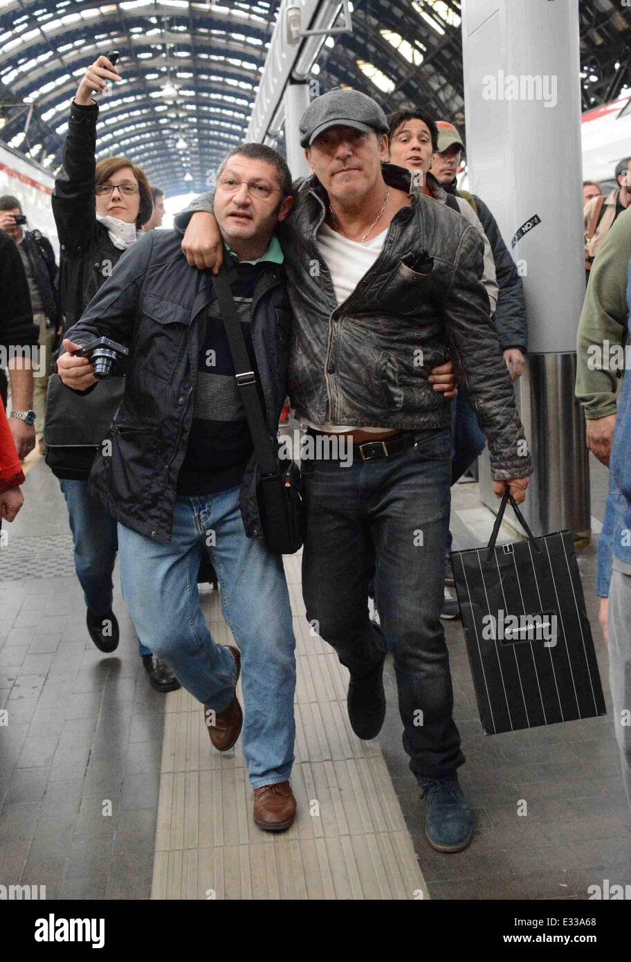 Bruce Springsteen kommt am Mailänder Hauptbahnhof vor seinem geplanten Konzert am Montag (03 Jun 13). Springsteen trifft und nimmt Fotos mit Fans, die seine Ankunft warteten Featuring: Bruce Springsteen Where: Mailand, Italien bei: 01 Jun 2013s/WENN.com ** nicht zur Publikation in Italien ** Stockfoto