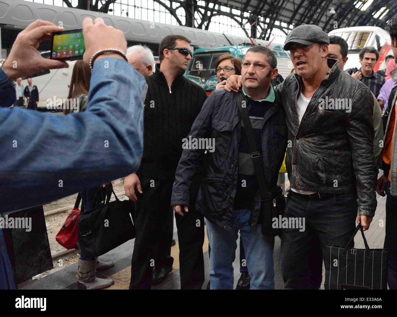 Bruce Springsteen kommt am Mailänder Hauptbahnhof vor seinem geplanten Konzert am Montag (03 Jun 13). Springsteen trifft und nimmt Fotos mit Fans, die seine Ankunft warteten Featuring: Bruce Springsteen Where: Mailand, Italien als: 1. Juni 2013 *** Stockfoto
