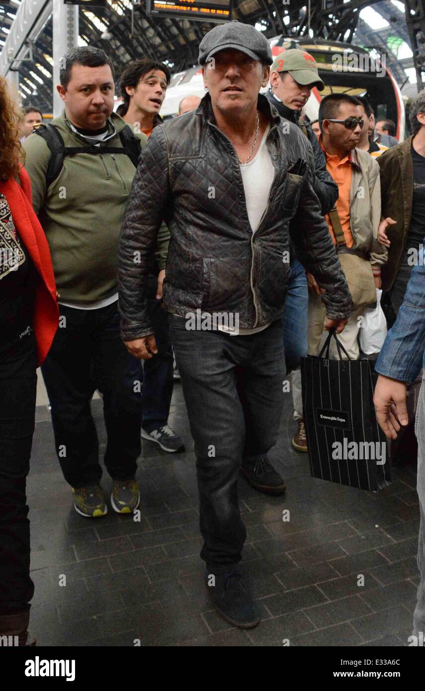 Bruce Springsteen kommt am Mailänder Hauptbahnhof vor seinem geplanten Konzert am Montag (03 Jun 13). Springsteen trifft und nimmt Fotos mit Fans, die seine Ankunft warteten Featuring: Bruce Springsteen Where: Mailand, Italien bei: 01 Jun 2013s/WENN.com ** nicht zur Publikation in Italien ** Stockfoto