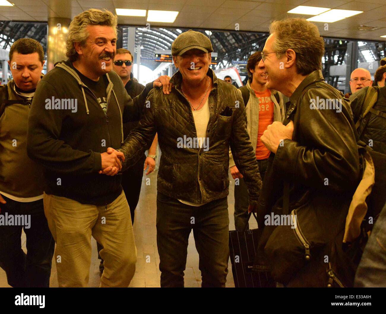 Bruce Springsteen kommt am Mailänder Hauptbahnhof vor seinem geplanten Konzert am Montag (03 Jun 13). Springsteen trifft und nimmt Fotos mit Fans, die seine Ankunft warteten Featuring: Bruce Springsteen Where: Mailand, Italien als: 1. Juni 2013 Stockfoto