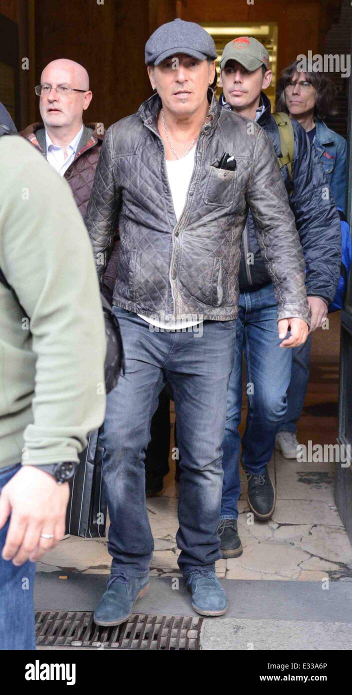 Bruce Springsteen kommt am Mailänder Hauptbahnhof vor seinem geplanten Konzert am Montag (03 Jun 13). Springsteen trifft und nimmt Fotos mit Fans, die seine Ankunft warteten Featuring: Bruce Springsteen Where: Mailand, Italien bei: 01 Jun 2013s/WENN.com ** nicht zur Publikation in Italien ** Stockfoto
