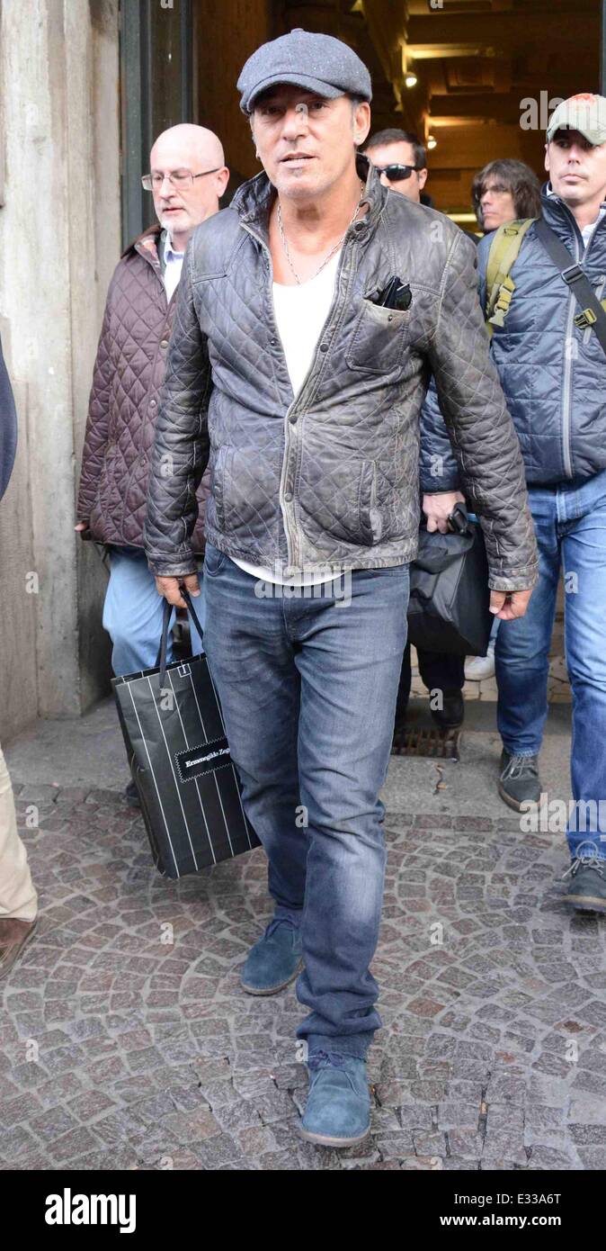 Bruce Springsteen kommt am Mailänder Hauptbahnhof vor seinem geplanten Konzert am Montag (03 Jun 13). Springsteen trifft und nimmt Fotos mit Fans, die seine Ankunft warteten Featuring: Bruce Springsteen Where: Mailand, Italien als: 1. Juni 2013 Stockfoto