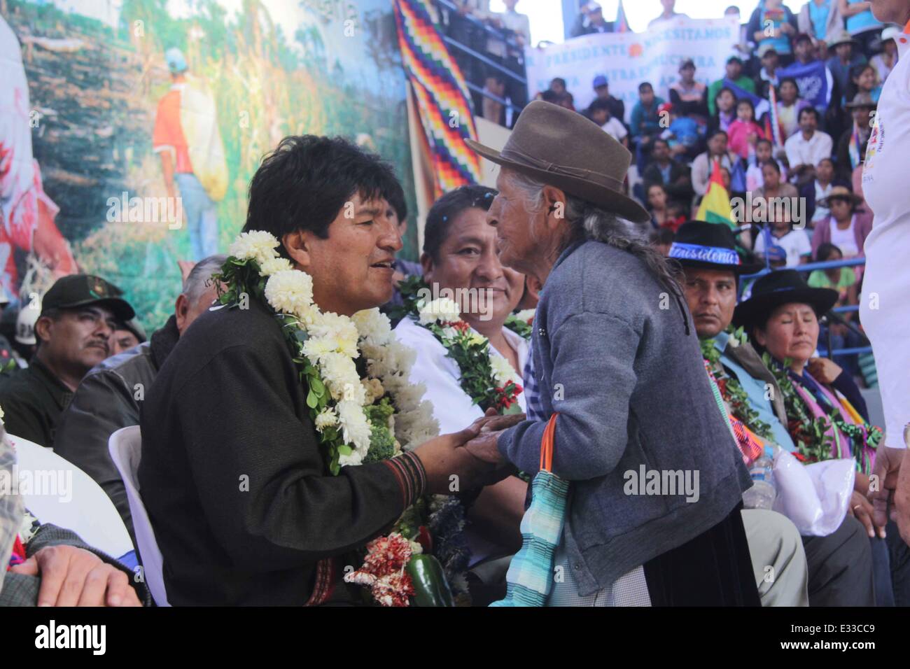 Santa Cruz, Bolivien. 21. Juni 2014. Boliviens Präsident Evo Morales (L, vorn), besucht eine liefernde Zeremonie ein Ausbildungsmodul 12 Klassenräume und eine enge Arena für mehr als 1.000 Zuschauer, in der Pampa Grande Gemeinde, Departement Santa Cruz, Bolivien, 21. Juni 2014. Bildnachweis: Enzo de Luca/ABI/Xinhua/Alamy Live News Stockfoto