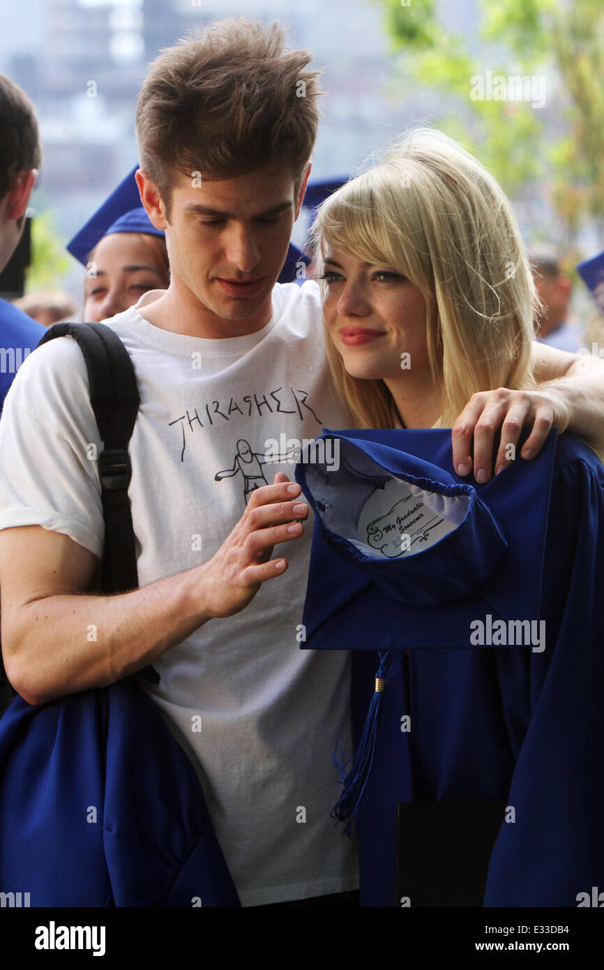 Schauspieler am Set von "The Amazing Spiderman 2" New York City mit: Andrew Garfield als Peter Parker und Emma Stone als Gwen Stacy Where: New York, New York, Vereinigte Staaten von Amerika bei: 2. Juni 2013 Stockfoto