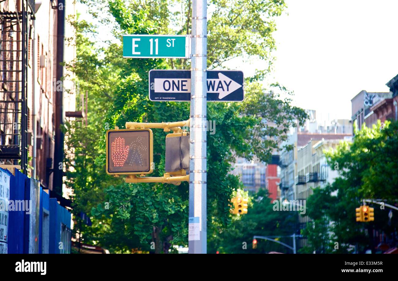 Ein Bienenhaus mit mehr als 12.000 Verschachtelung Honigbienen wurde durch das NYPD im Alphabet City am 11. und Ave A. entfernt.  Detektiv Anthony Planakis hüpfte an Bord eine Hubarbeitsbühne und sicher entfernt den Bienenstock. Er sagte "die Bienen keine unmittelbare Bedrohung dar, sondern es ist Stockfoto