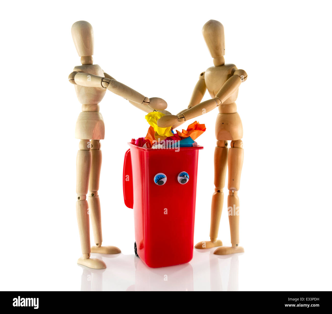 zwei hölzerne Menschen Sammlung Müll für eine bessere Umwelt Stockfoto