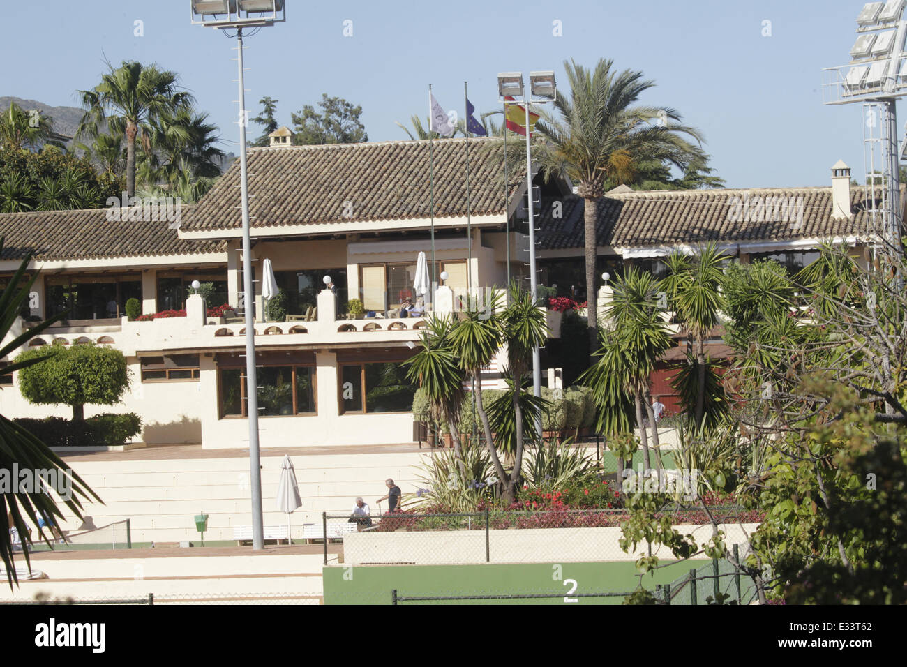 Claudia Schiffer, Ehemann Matthew Vaughn und Söhne Casper, Clementine und Cosima in Puente Romano Tennis club Featuring: Claudia Schiffer Where: Marbella, Spanien: 7. Juni 2013 Stockfoto