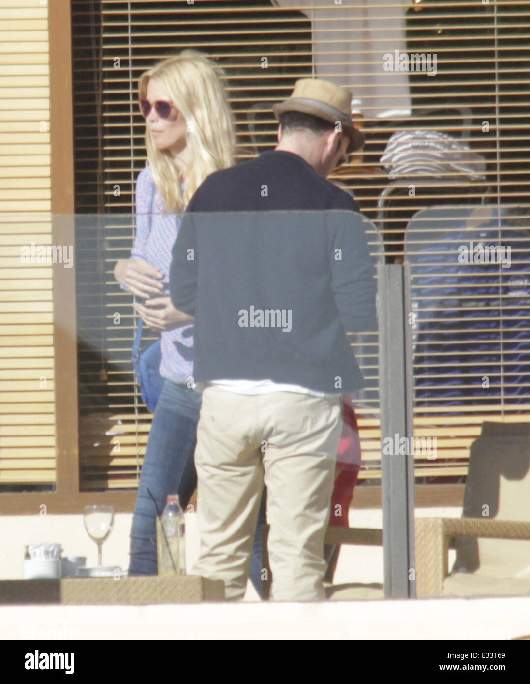 Claudia Schiffer, Ehemann Matthew Vaughn und Söhne Casper, Clementine und Cosima in Puente Romano Tennis club Featuring: Claudia Schiffer, Matthew Vaughn Where: Marbella, Spanien: 7. Juni 2013 ** nicht zur Publikation in Spanien ** Stockfoto