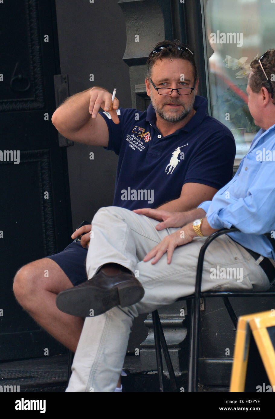 Russell Crowe raucht eine Zigarette und dabei ein Gespräch mit einem Freund mit Tribeca: Russell Crowe Where: New York City, NY, USA bei: 9. Juni 2013 Stockfoto