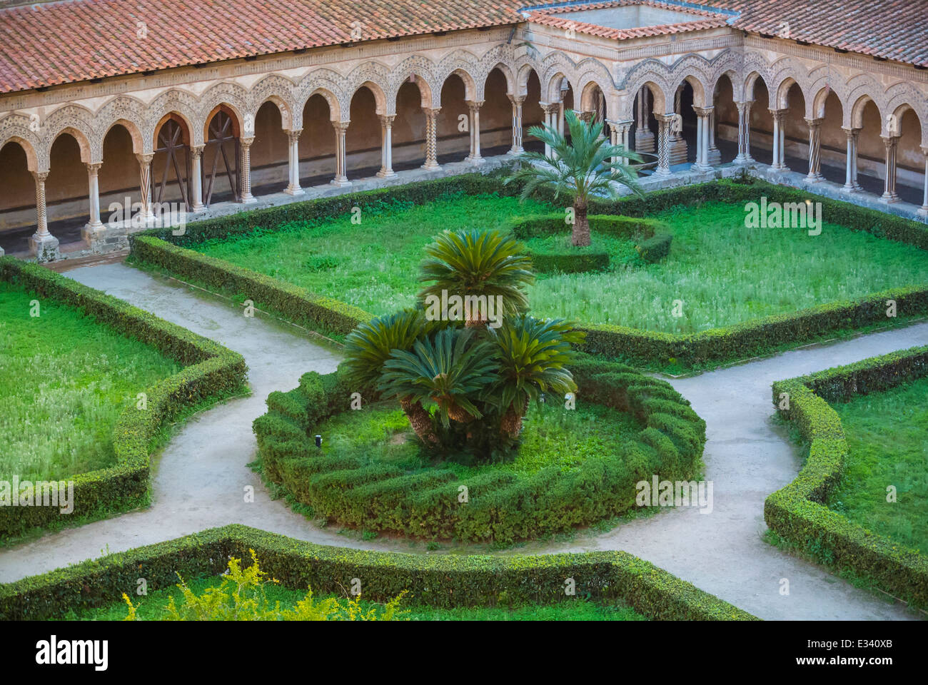 Ein Innenhof mit Klostern der Kathedrale von Monreale (Italienisch: Cattedrale di Santa Maria Nuova di Monreale; Duomo di Monreale), Monreale Sizilien Italien Stockfoto