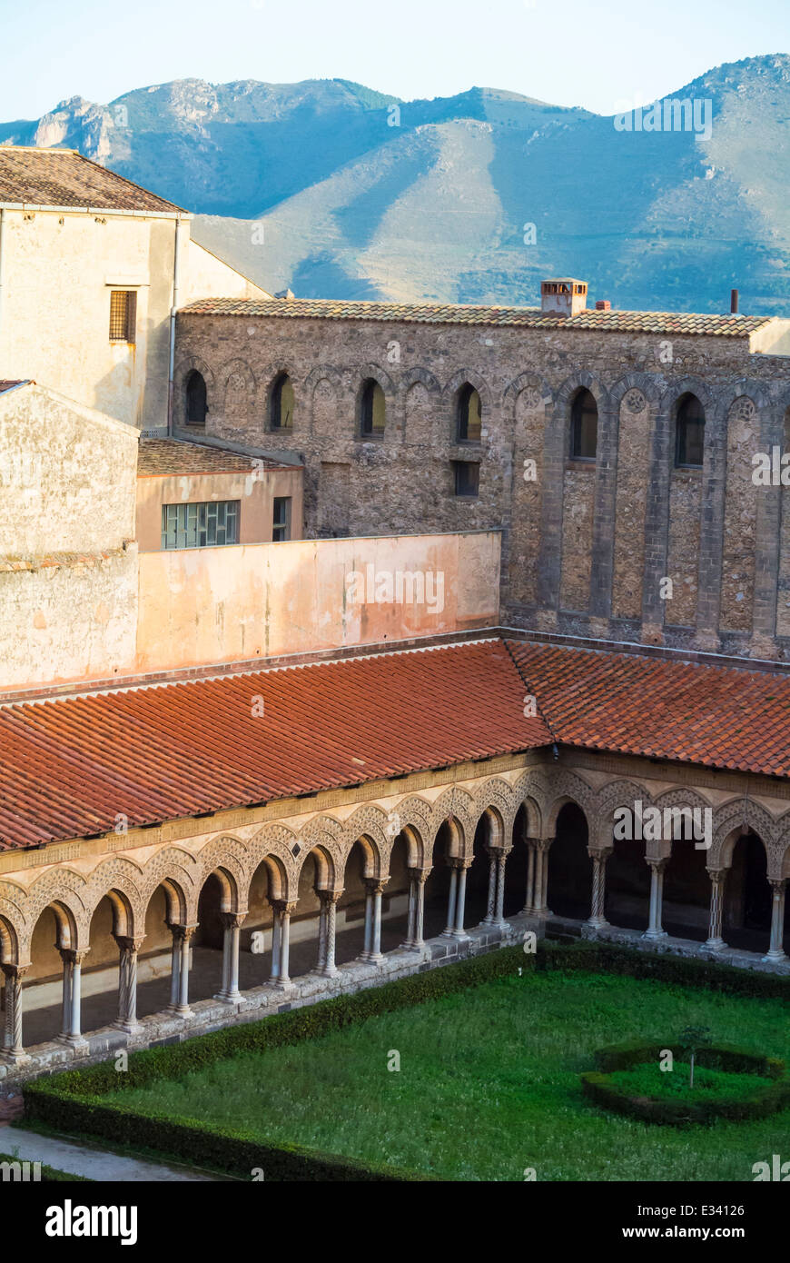 Ein Innenhof mit Klostern der Kathedrale von Monreale (Italienisch: Cattedrale di Santa Maria Nuova di Monreale; Duomo di Monreale), Monreale Sizilien Italien Stockfoto