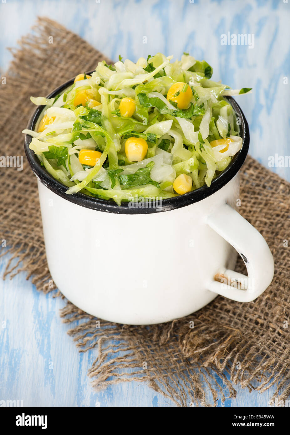 Krautsalat mit Mais in Vintage Tasse, selektiven Fokus Stockfoto