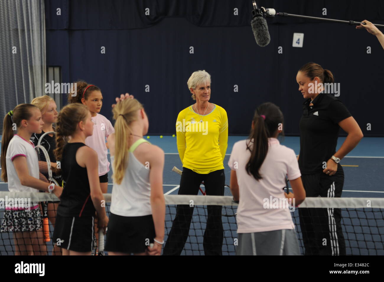 Judy Murray, Mutter der britischen Tennisstar Andy Murray, betreut eine Gruppe von jungen Mädchen an der Priory Tennis Club Featuring: Judy Murray wo: Birmingham, Vereinigtes Königreich bei: 13. Juni 2013 Stockfoto